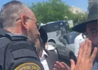 קצין תועד מתנצל בפני קבוצת המפגינים החרדים; כך הגיב המפכ"ל | צפו
