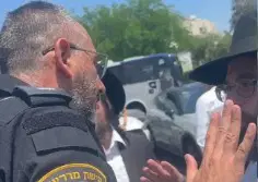 קצין תועד מתנצל בפני קבוצת המפגינים החרדים; כך הגיב המפכ"ל | צפו