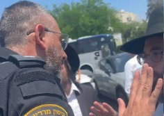 קצין תועד מתנצל בפני קבוצת המפגינים החרדים; כך הגיב המפכ"ל | צפו
