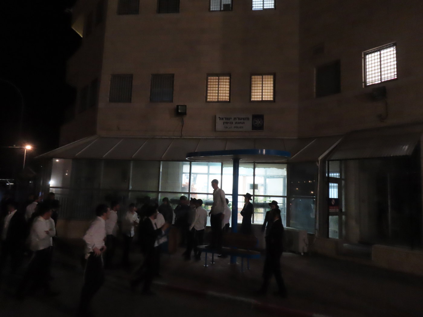 המחאה הסוערת מחוץ לתחנת המשטרה