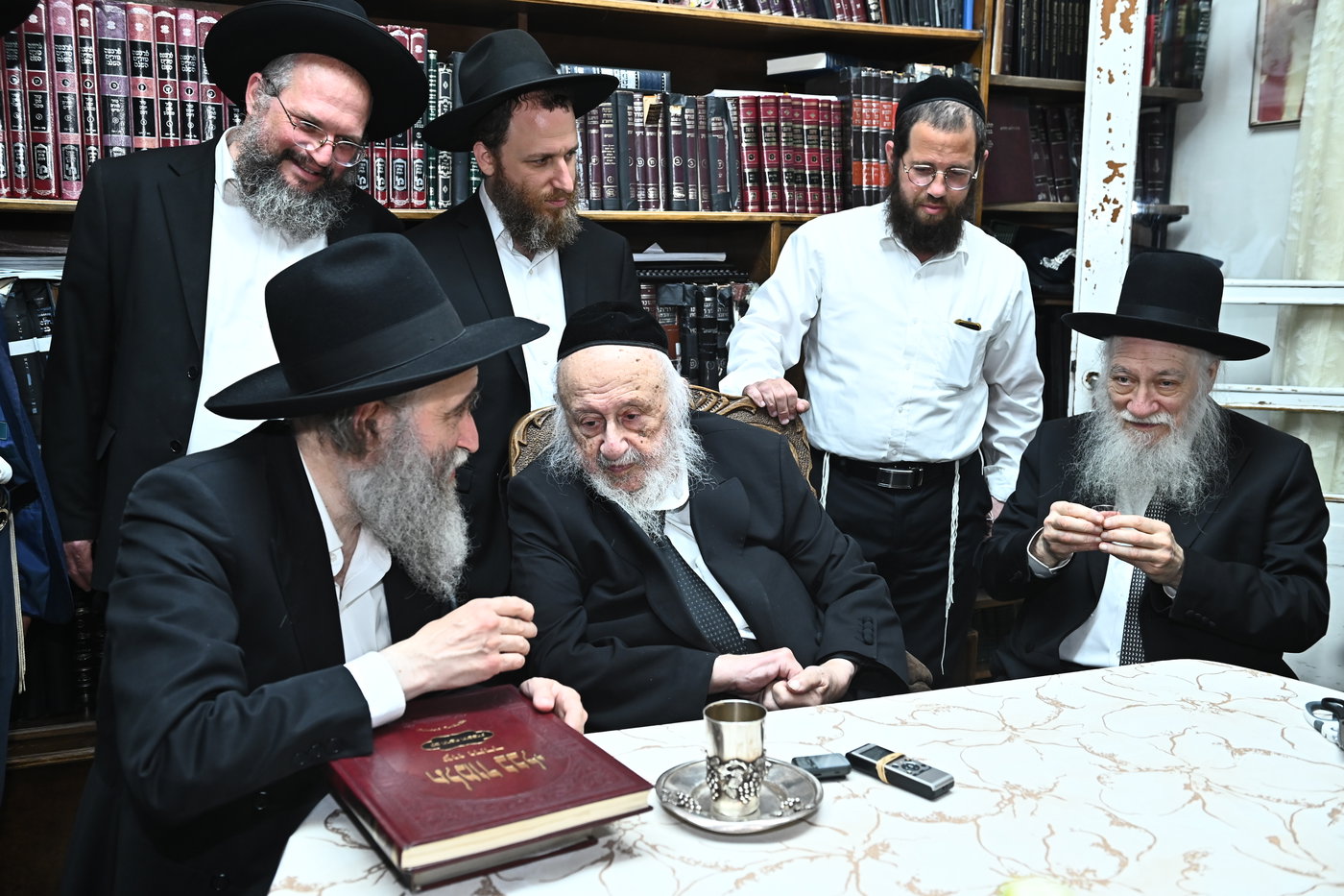 הגר"א גרבוז בסיום אצל הגרב"ד פוברסקי