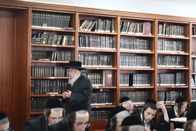 האדמו"ר מפינסק קרלין בביקור בישיבתו בביתר עילית