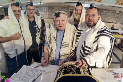 עם אייזיק (במרכז) ביום הולדתו