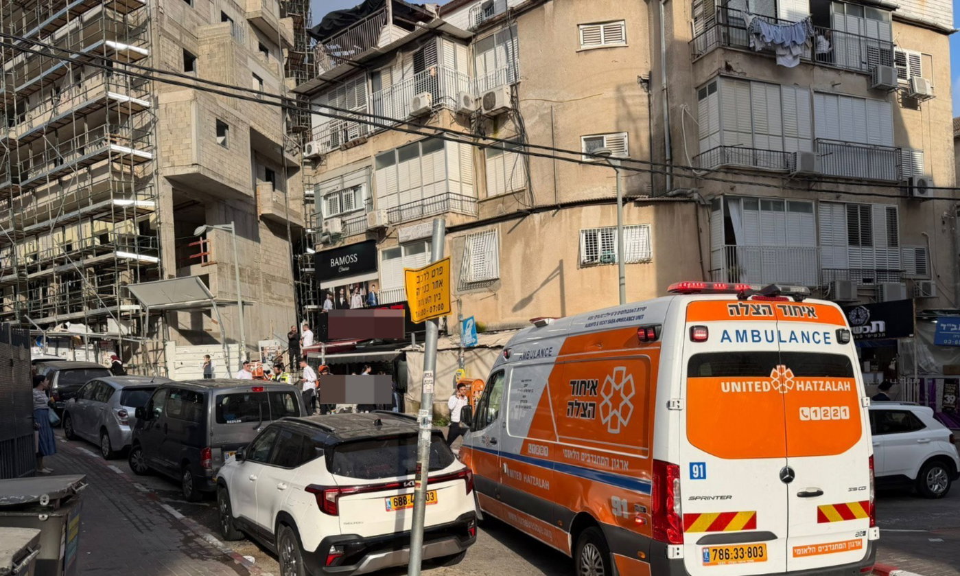 פעוטה בת חצי שנה נפלה מגובה בכניסה לחנות ברחוב רבי עקיבא בבני ברק