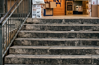 פעוטה נפלה מגובה במדרגות חנות בעיר החרדית, פונתה בטיפול נמרץ