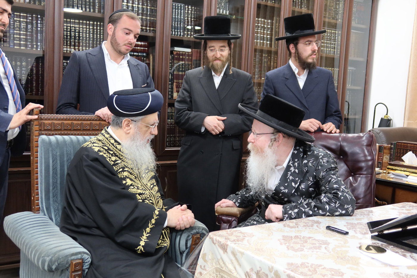הראשל"צ הגר"ד יוסף בביקור אצל האדמו"ר מקרעטשניף ק"ג