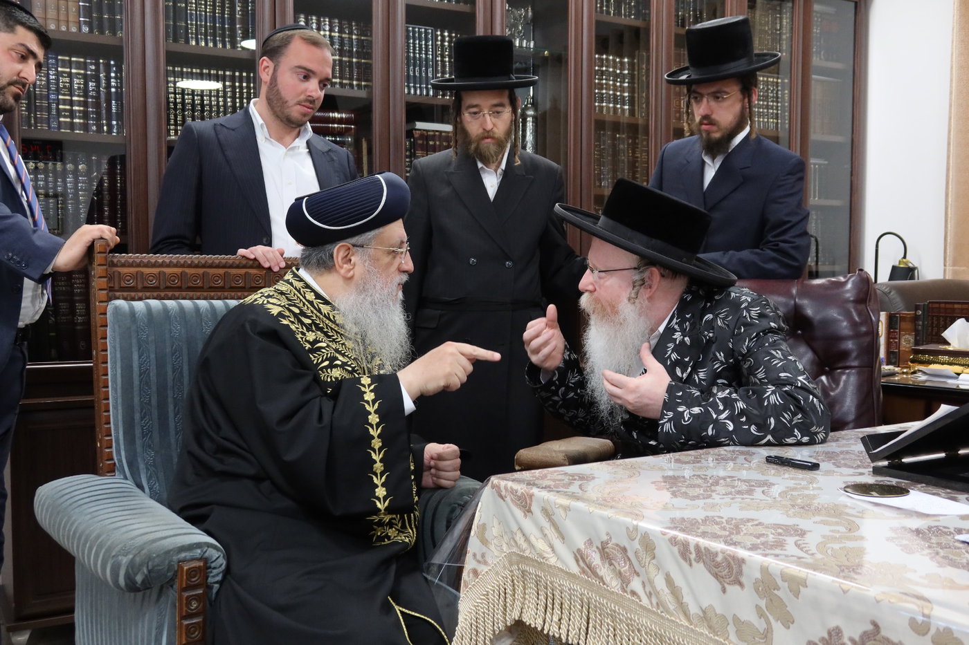 הראשל"צ הגר"ד יוסף בביקור אצל האדמו"ר מקרעטשניף ק"ג