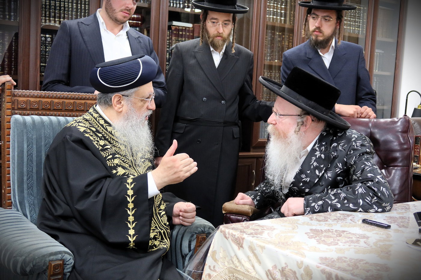 הראשל"צ הגר"ד יוסף בביקור אצל האדמו"ר מקרעטשניף ק"ג
