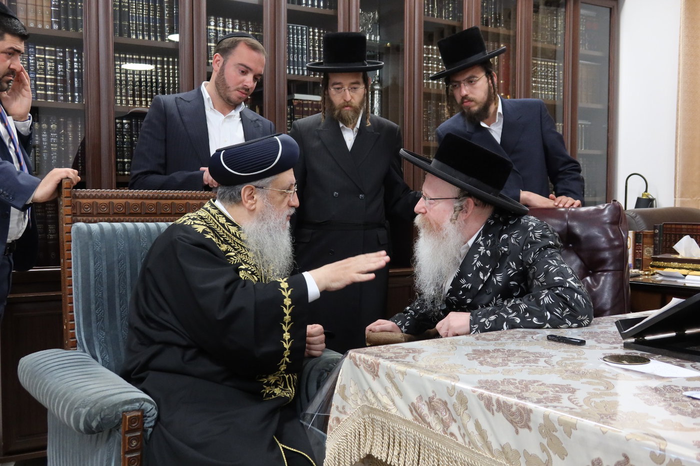 הראשל"צ הגר"ד יוסף בביקור אצל האדמו"ר מקרעטשניף ק"ג