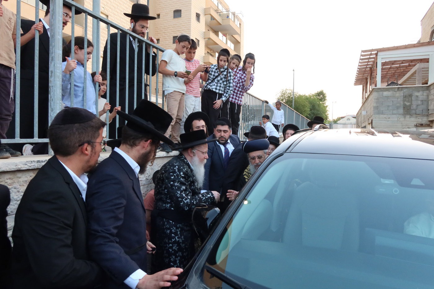 הראשל"צ הגר"ד יוסף בביקור אצל האדמו"ר מקרעטשניף ק"ג
