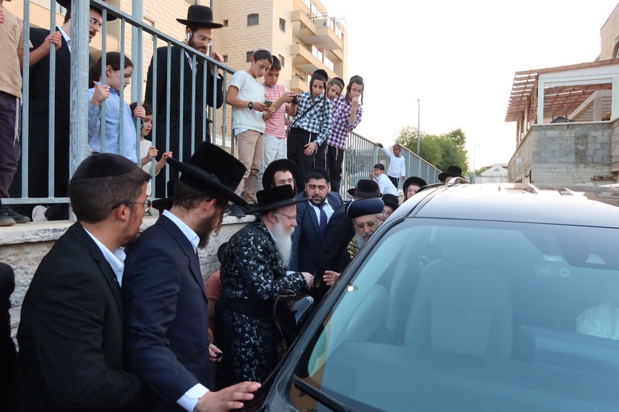 הראשל"צ הגר"ד יוסף בביקור אצל האדמו"ר מקרעטשניף ק"ג