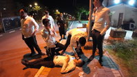 מעצר לומדי התורה | עשרות תלמידי ישיבות הפתיעו והפגינו מול ביתו של מפקד כלא 10