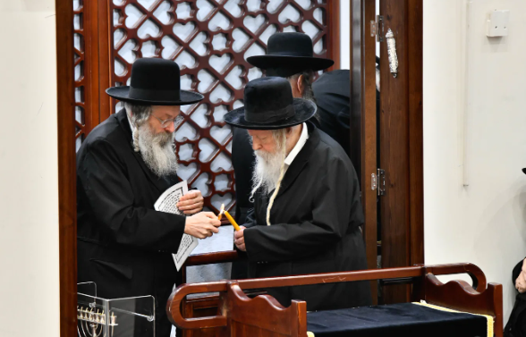 האדמו"ר מגור עם בנו הרה"צ רבי נחמיה אלתר | האזינו להקלטה