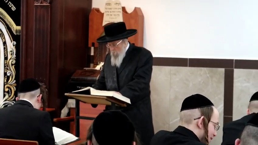 האדמו"ר מפינסק קרלין בביקור בישיבתו בביתר עילית