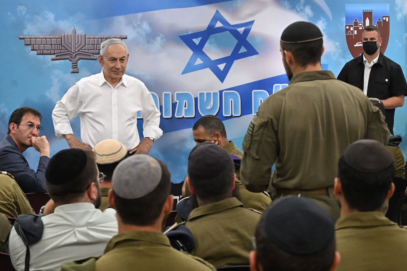 נתניהו הופיע בחולצה לבנה בפני חיילי 'חשמונאים' והכריז: "מי שלא לומד - חייב להתגייס"