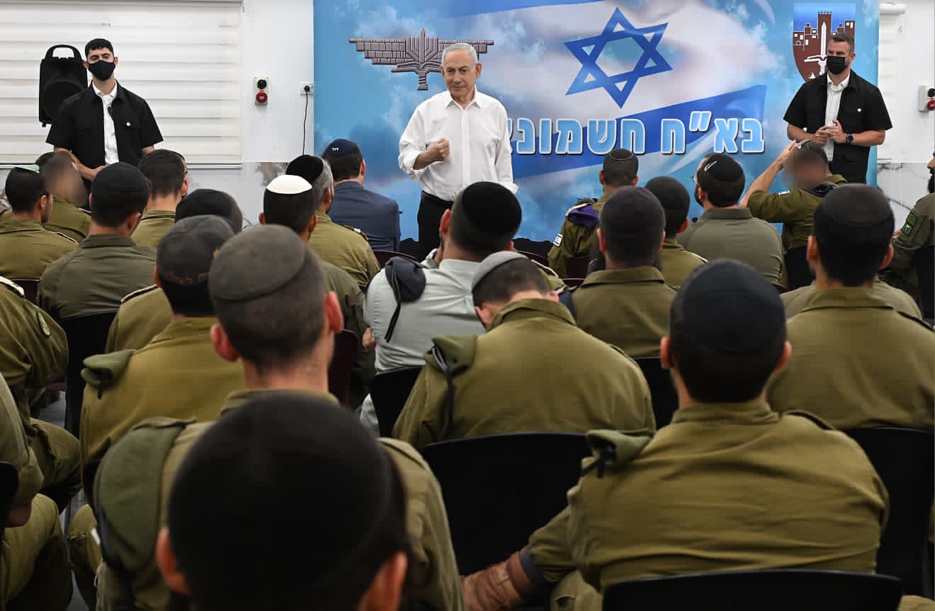 נתניהו הופיע בחולצה לבנה בפני חיילי 'חשמונאים' והכריז: "מי שלא לומד - חייב להתגייס"