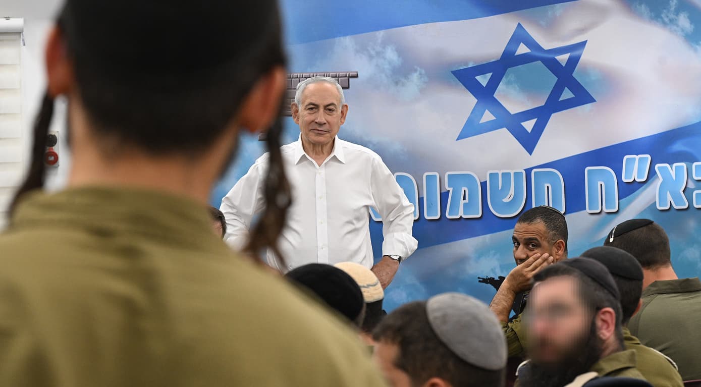 נתניהו הופיע בחולצה לבנה בפני חיילי 'חשמונאים' והכריז: "מי שלא לומד - חייב להתגייס"