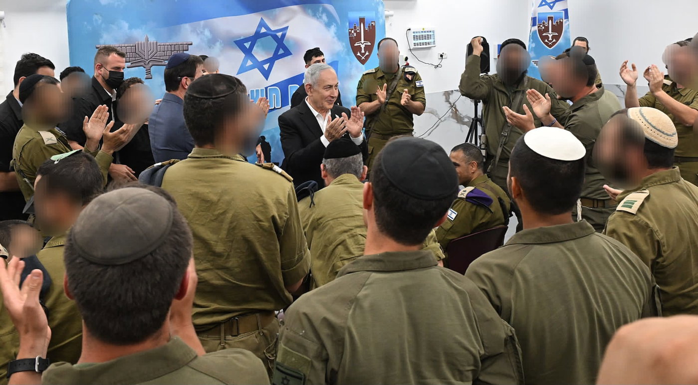 נתניהו הופיע בחולצה לבנה בפני חיילי 'חשמונאים' והכריז: "מי שלא לומד - חייב להתגייס"