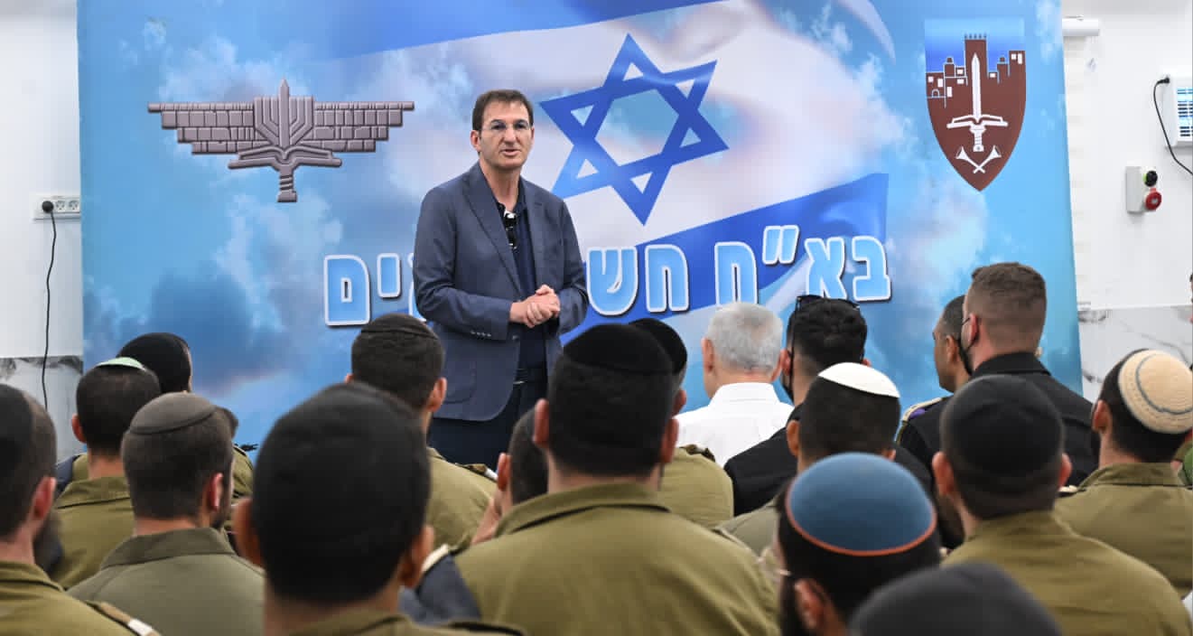 נתניהו הופיע בחולצה לבנה בפני חיילי 'חשמונאים' והכריז: "מי שלא לומד - חייב להתגייס"