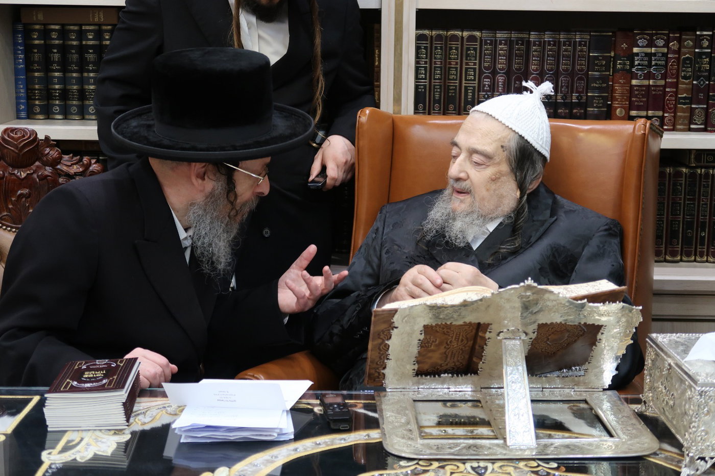גאב"ד זוועהיל בביקור אצל הגרי"מ שכטר