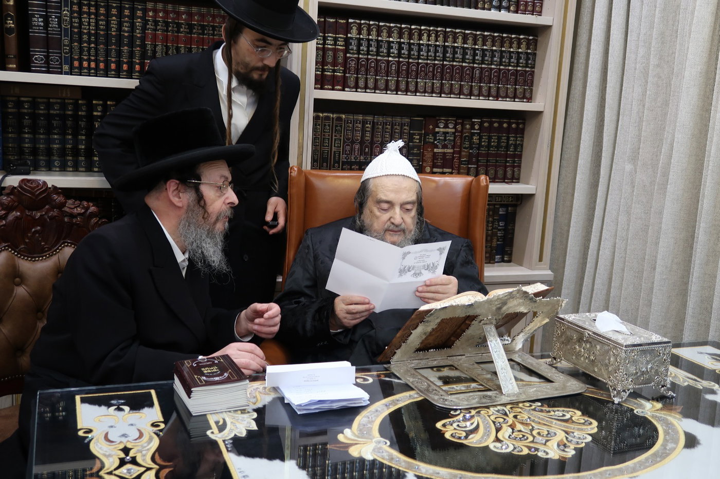 גאב"ד זוועהיל בביקור אצל הגרי"מ שכטר