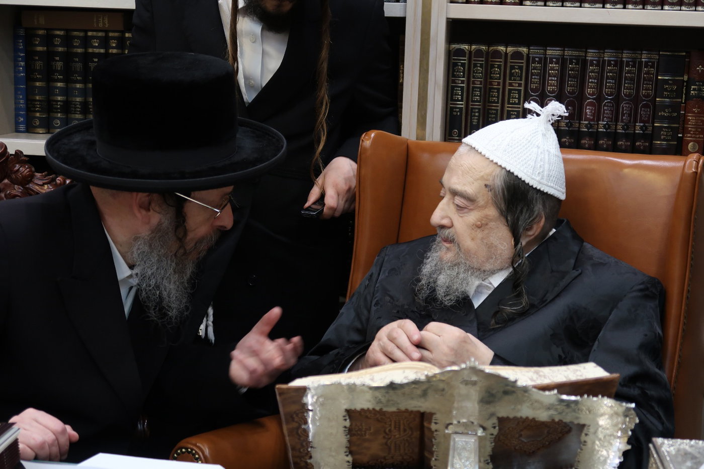 גאב"ד זוועהיל בביקור אצל הגרי"מ שכטר
