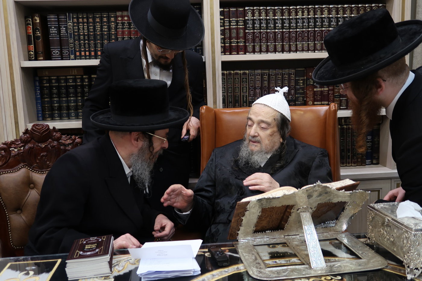 גאב"ד זוועהיל בביקור אצל הגרי"מ שכטר