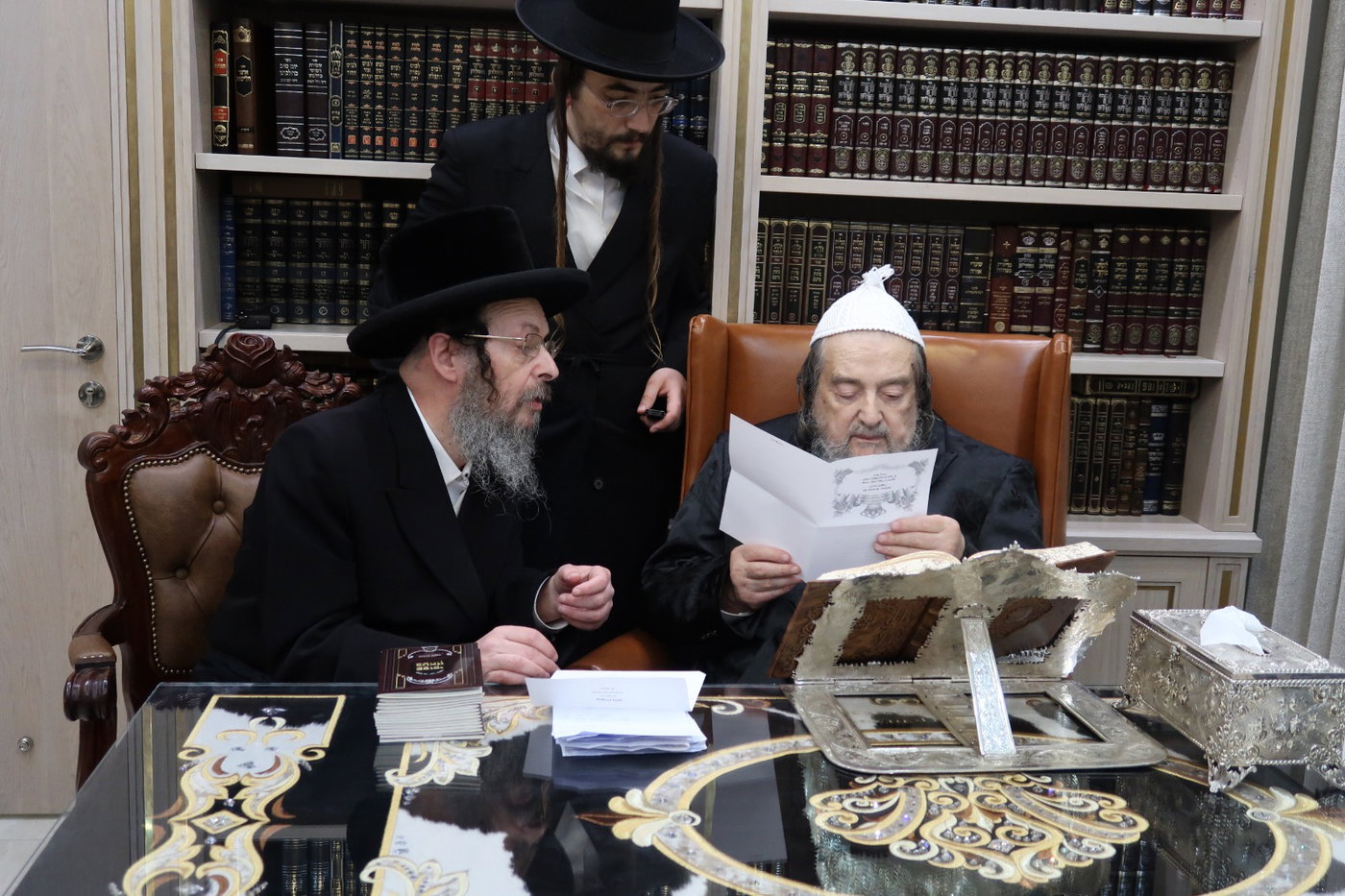 גאב"ד זוועהיל בביקור אצל הגרי"מ שכטר