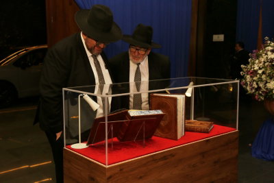 בתוך כספת שהשתלשלה מהתקרה; סט הש"ס שנמכר במקסיקו ב-2.6 מיליון דולר