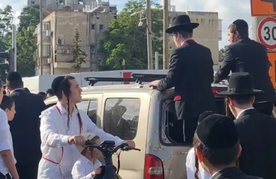מפגינים "נתלו" על רכבים, עימותים סוערים עם שוטרים בירושלים | צפו