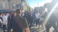 מפגינים "נתלו" על רכבים, עימותים סוערים עם שוטרים בירושלים | צפו
