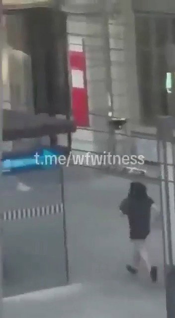 צעק "אללה אכבר" | שלושה נפצעו בפיגוע דקירה בשוויץ - תיעוד: המחבל רץ ברחוב