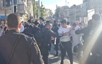 מפגינים "נתלו" על רכבים, עימותים סוערים עם שוטרים בירושלים | צפו