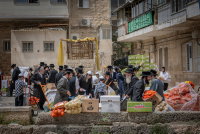חלוקת קמחא דפסחא במאה שערים