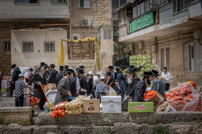 חלוקת קמחא דפסחא במאה שערים
