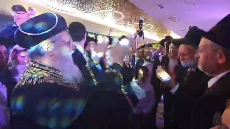 בענוותנותו כי רבה: צפו בראשל"צ פורץ בריקוד סוער לפני רבה של 'שמואל הנביא'