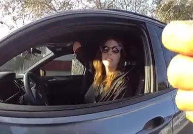 האישה שנעצרה מציגה בפני השוטר את ידה הימנית הקטועה