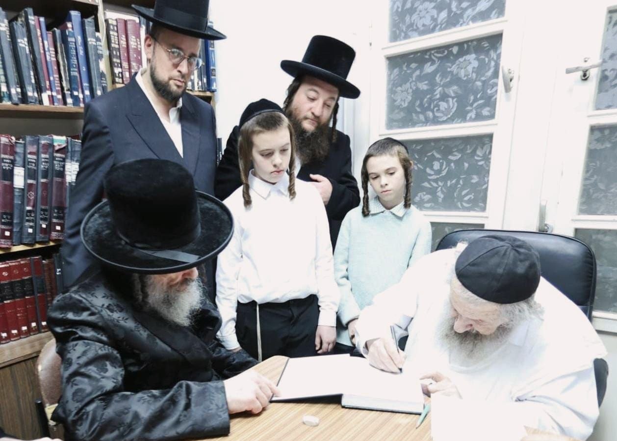 ראש הישיבה הגר"ד לנדו כותב את ההקדשה לחתן בר המצווה