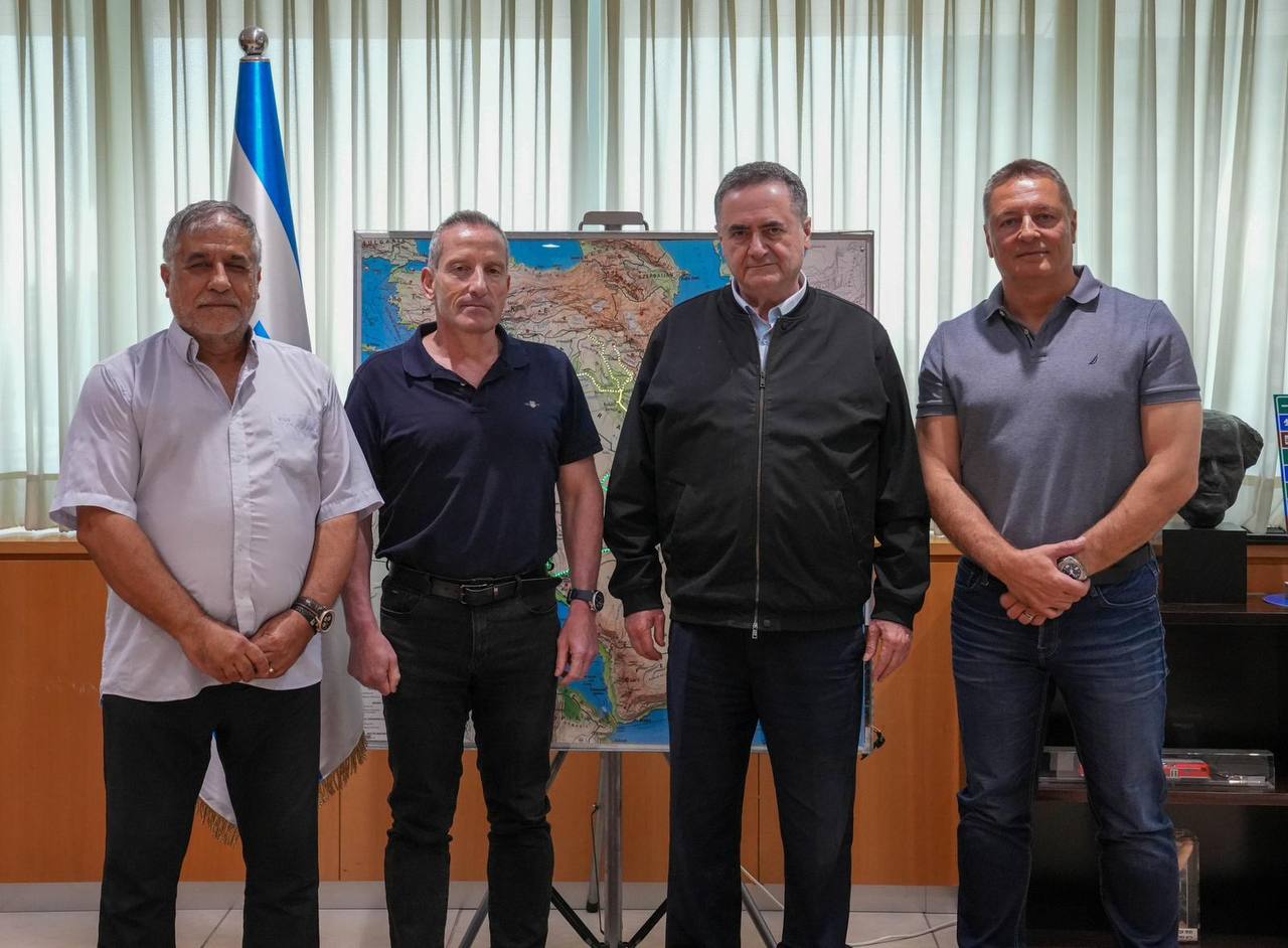 שר הביטחון ומנכ"ל משרד הביטחון עם חברי הועדה