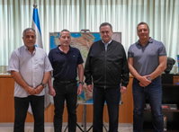 שר הביטחון ומנכ"ל משרד הביטחון עם חברי הועדה