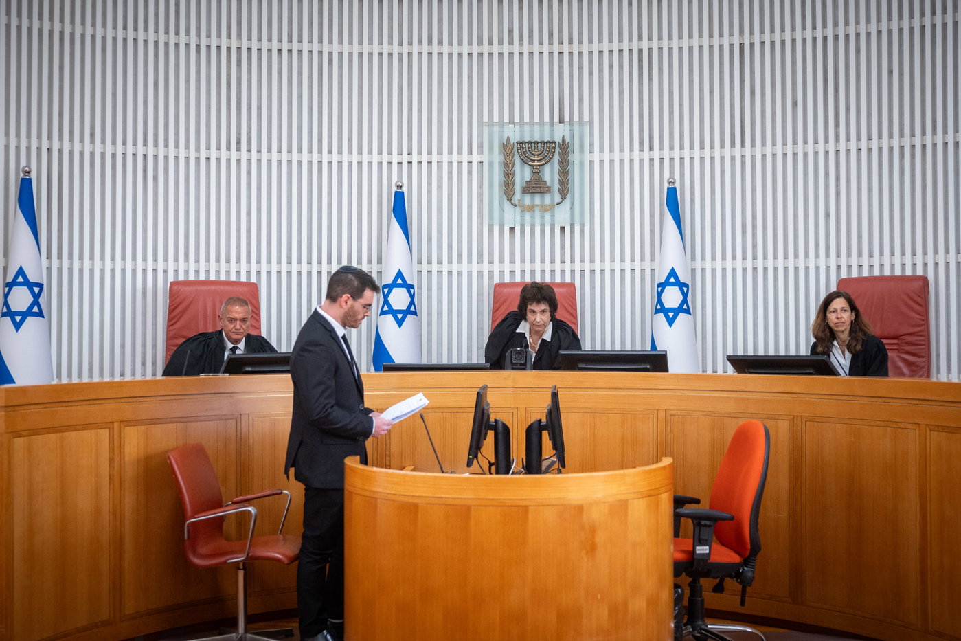 שופטי בג"ץ דנים בעתירה לגבי עיתון "הארץ"