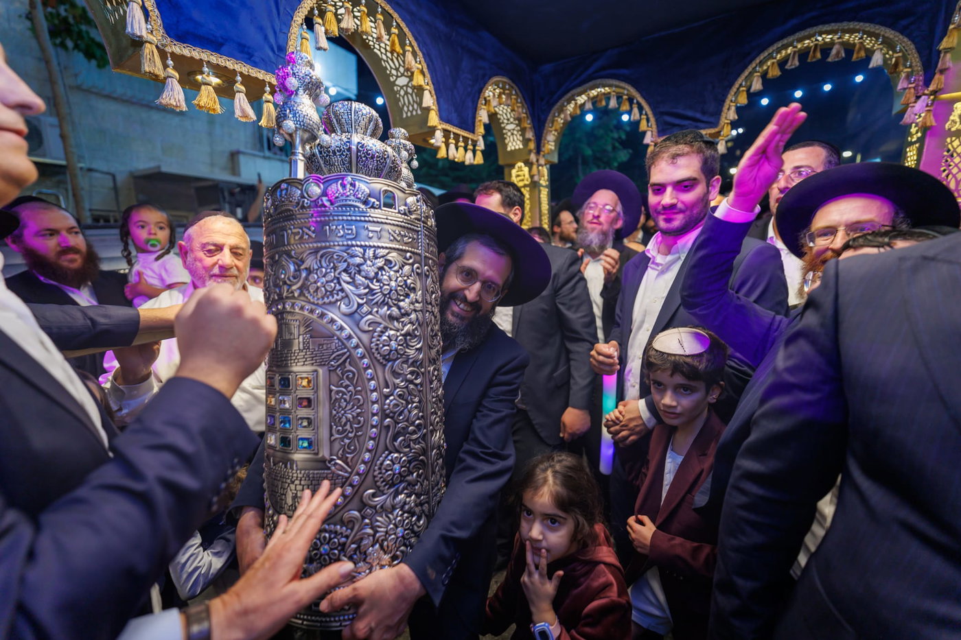 הכנסת ספר תורה נדבת ר' צביקה כהן