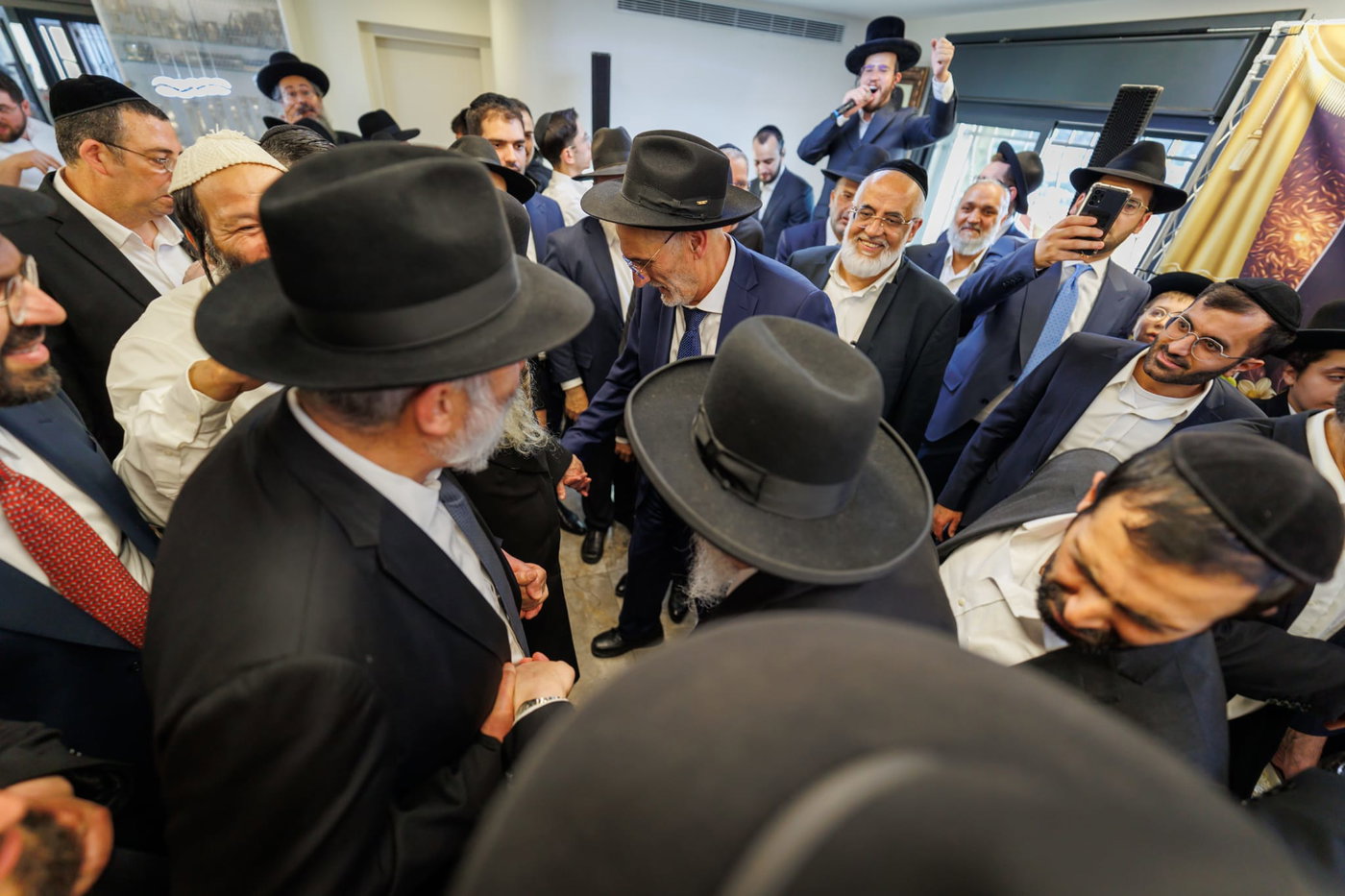 הכנסת ספר תורה נדבת ר' צביקה כהן