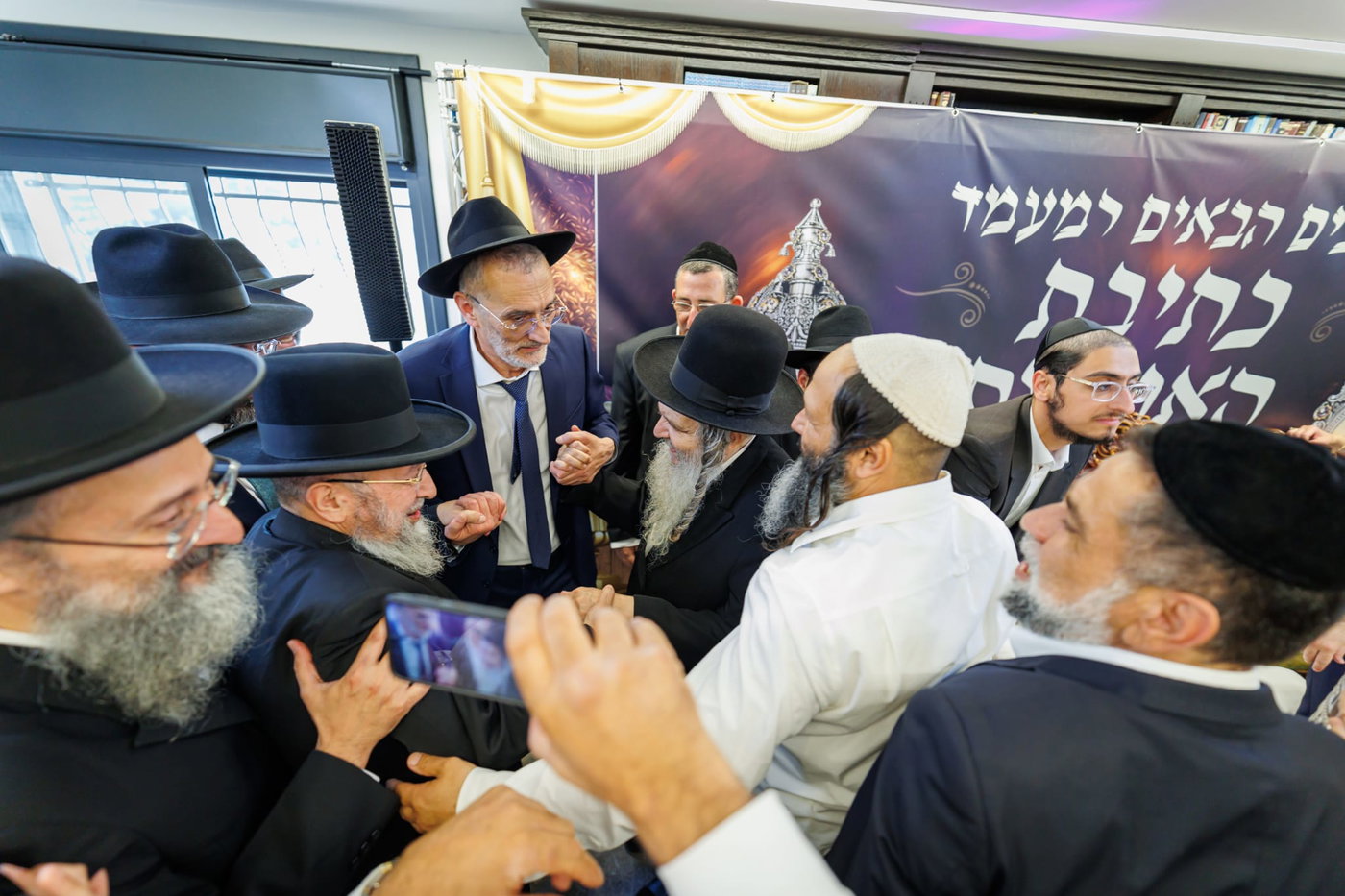 הכנסת ספר תורה נדבת ר' צביקה כהן
