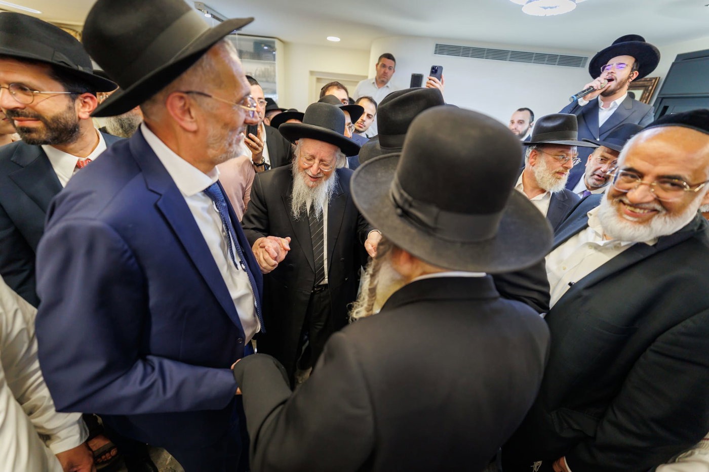 הכנסת ספר תורה נדבת ר' צביקה כהן