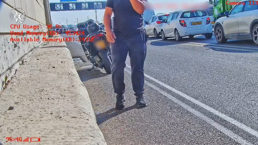 מנסה לחבל במצלמה
