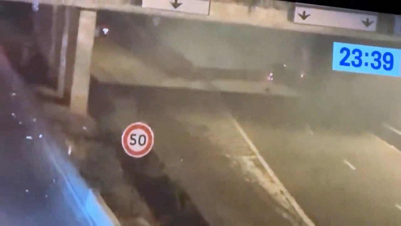קשה לצפייה: האופנוען התנגש בקיר הבטון - מותו נקבע במקום | עשרות פצועים בצרפת 
