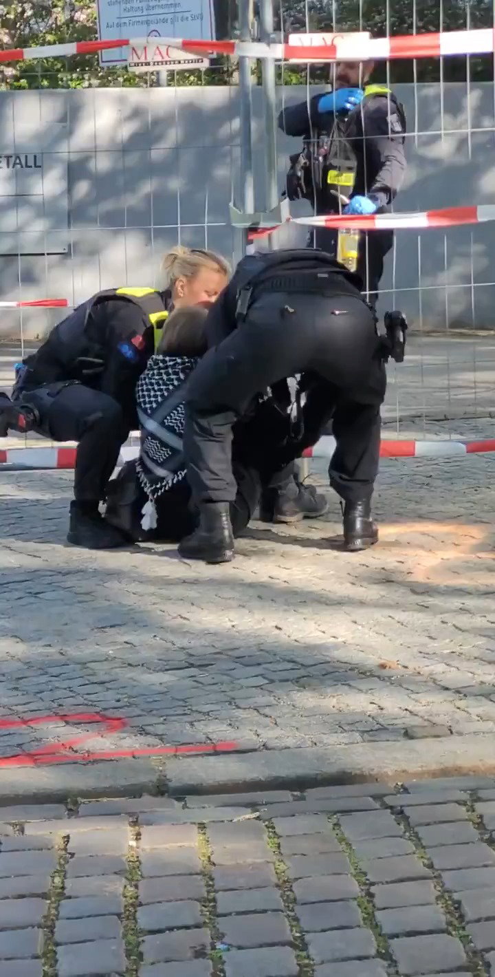 פרו פלסטינים חוסמים את הגישה לפעל הנשק בגרמניה