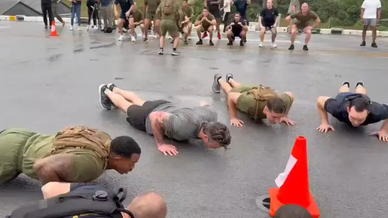 פצצת אנרגיה: פיט הגסת' קרע את הסיפון בשכיבות סמיכה 