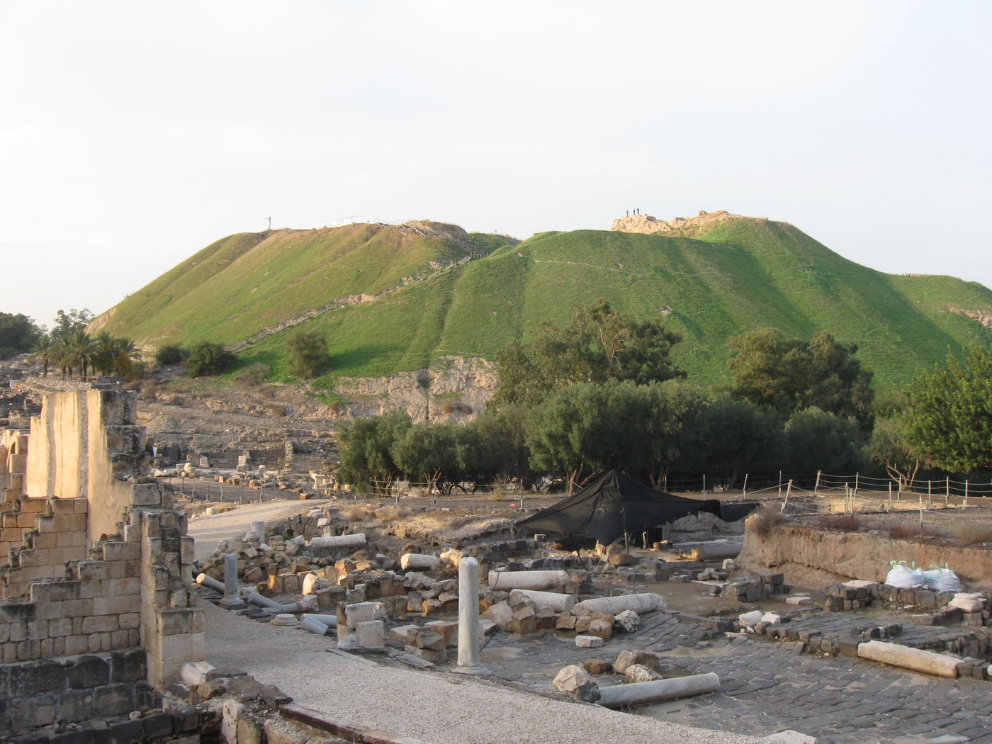 תל בית שאן ולמרגלותיו שרידים מהתקופה הרומית